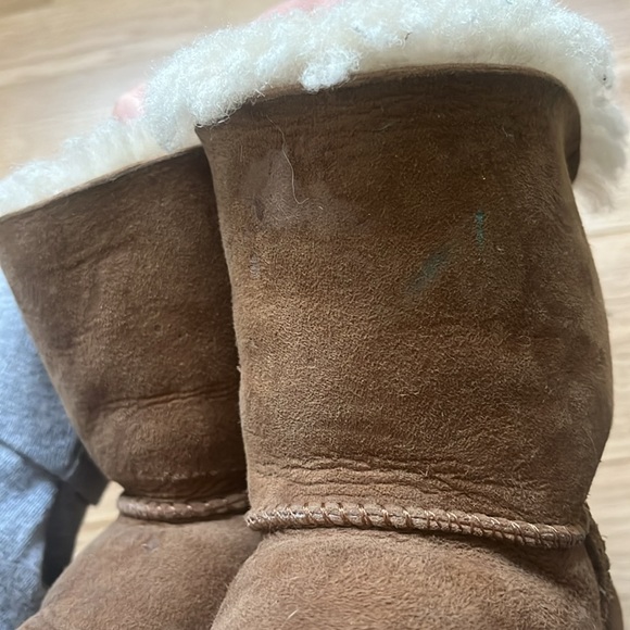 Toddle Uggs and pink bows - Picture 4 of 7